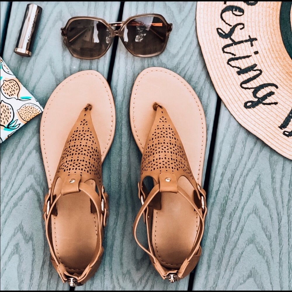 LAST PAIR! Light Tan Thong Sandal - Picture 3 of 4